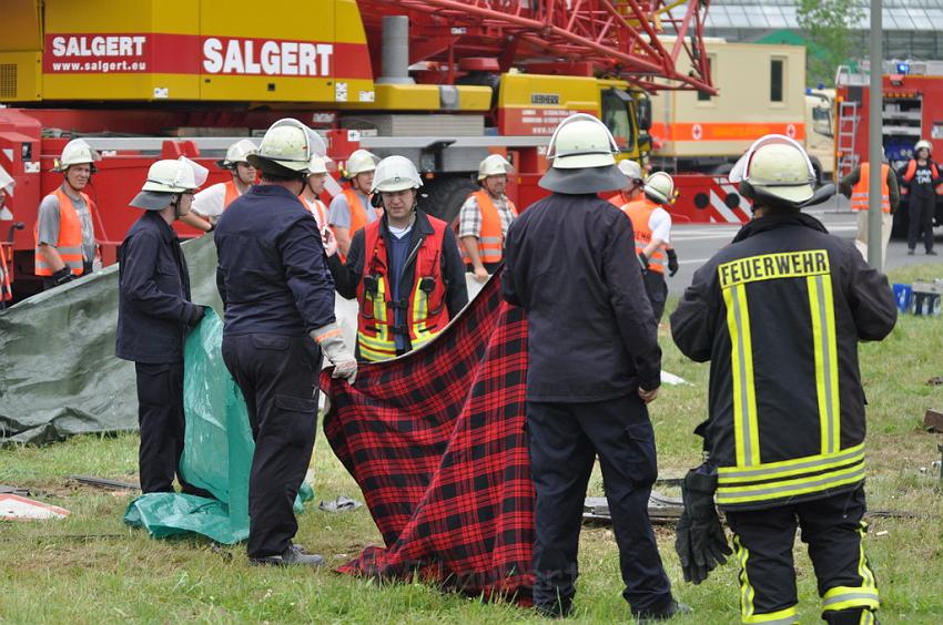 Schwerer Unfall mit Reisebus Lohmar Donrather Dreieck P502.JPG